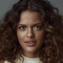 Thainá Duarte als Lourdes