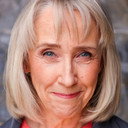 Joan Deschamps als The Bag Lady