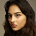 Ava Nikodell als Nour