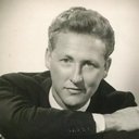 Vincent Ball als Priest