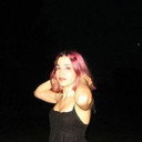 Justine Perrella als Janis