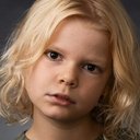 Ava Knox Martin als Erena