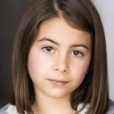 Abby Villasmil als Dora Sanders