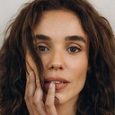 Juliane Araújo als Lilly