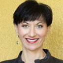 Jessica Adams als Dr. Sara