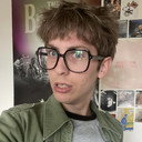 Ell Davis als The Judgy Flatmate