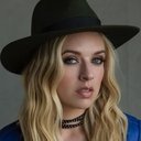 ZZ Ward als Self