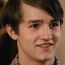 Tommy Knight als David Logan