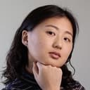 Leesa Kim als Young woman