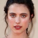 Margaret Qualley als Nora