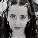 Savannah Kovacs als Anne