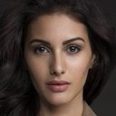 Amyra Dastur als Roopa