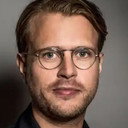 Nils Bergman als Self - Speakerröst (Voice)