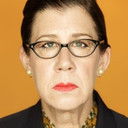 Maggie Carney als Miss. Iris Crum