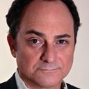 Kevin Pollak als Radio Host (voice)