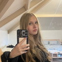 Nina Janssen als Hallie Green