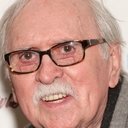 Thomas Meehan als King Roland's Aide (uncredited)