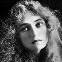 Nona Thomas als Janet McLeod