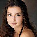 Dilay Akcora als Dee Dee Baxter