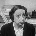 Germaine Reuver als Mrs. Ménard, the Concierge
