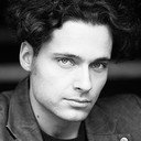 Julian De Backer als Broadcasting Director