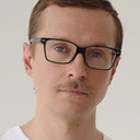 Roman Vintoniv als Michael Shchur / Host