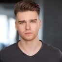 Riley Ellis-Buckle als Sebastian