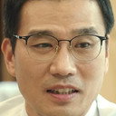 Jo Joo-hyeon als Alpha Retail Department Head