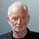 Ian McDiarmid als Host