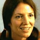 Sierra Pecheur als Female Reporter