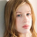 Leona Britt als Handmaiden Stella