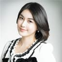 Jo Eun-joo als Reporter