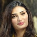 Athiya Shetty als Radha Mathur