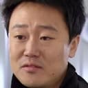 Kang Suk-won als Behavior Examiner