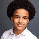 Joshua Moabi als Little Nipper / Ensemble Cast