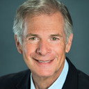 Ken Baggott als TV News Reporter