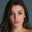 Hande Erçel als Bilge Tanil