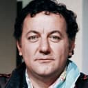 Coluche als The office manager