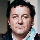 Coluche als l'homme du couple visitant l'appartement