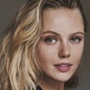 Frida Gustavsson als Tesla Dubček