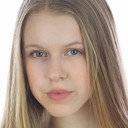 Annie Cusselle als Young Claire