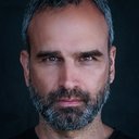 Gerald Kyd als Gustavo Helguerra
