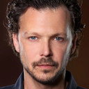 Guilherme Berenguer als Neon Bullock