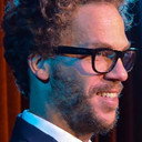 Raphaël Dever als Louis Vola