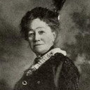 May Bensen als Mother Lennox