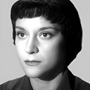 Germaine Reuver als Mrs. Ménard, the Concierge