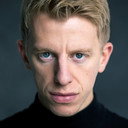 Chris Kaye als Bluey Truscott