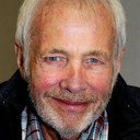 Richard Oldfield als Stock Reporter