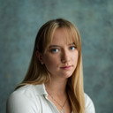 Freya Brown als Lauren