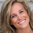 Sylviane Aliet als Vrouw in auto